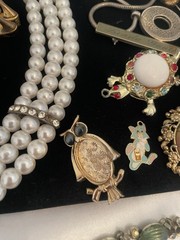 VINTAGE Junk Jewelry Lot FOR CEAFTS Some Signed Pieces Broken Singles Age Wear