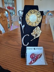Brooches Vintage Varies Unique Designs & Styles 30 Brooches In This Grouping