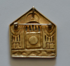 Signed MMA (Metropolitan Museum of Art) gold tone Synagogue brooch/pendant