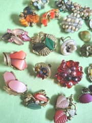 Vintage Collection of THERMOSET LUCITE & Glass Beads & Pieces – Some are Signed