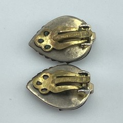 WHITING & DAVIS Clip On Earrings Womens Green Gold Tone Leaf .75in Vintage