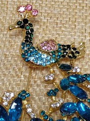 Elegant Vintage Style Rhinestone Green & Blue Peacock Gold Tone Brooch 2.5″