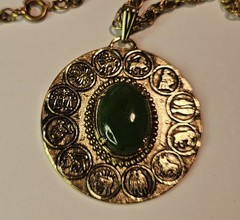 VINTAGE STYLE GOLD-TONE PENDANT NECKLACE ON LINKED 26″ BRIDED CHAIN