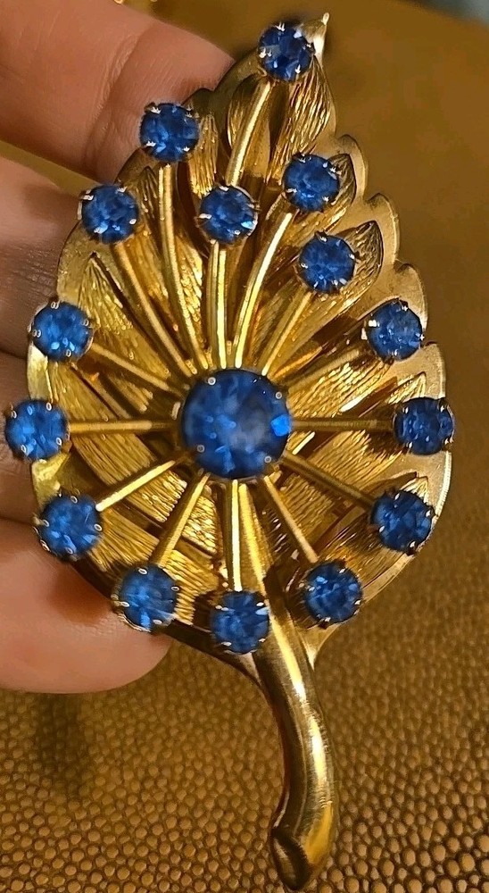 Estate Vintage Blue Pronged Rhinestone Leaf Brooch Gold tone Floral Pin
