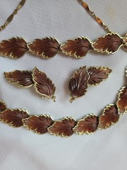 Thermoset Leaf Motif Bracelet Necklace Earrings Set Gold Tone