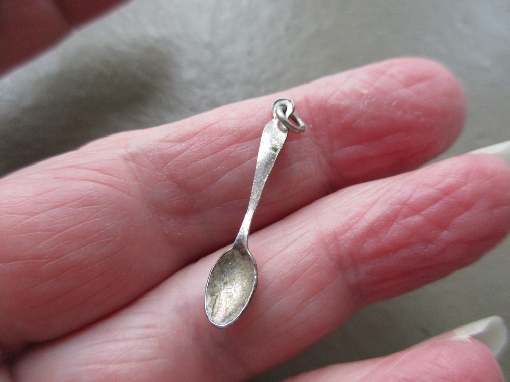 CUTE VINTAGE 927 STERLING SILVER UNUSUAL MINIATURE SPOON FOB CHARM PENDANT OLD