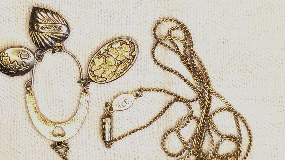 Vtg Gold Tone Locket Pendant Necklace & 28″ chain – 3 Sm Pendants on holder 1928