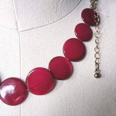 Retro MOP Shell Disc Necklace Charming Charlie Burgundy Mother Of Pearl 17″