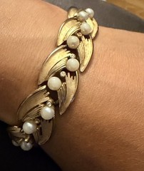 Vintage Crown Trifari Gold Tone Faux Pearls & Missing Rhinestones Bracelet 7″