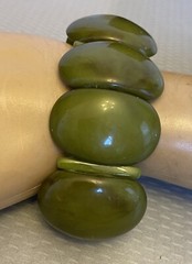70s Vintage Plastic Stretch Bracelet Big Chunky Dark Green Marble 1-5/8″ Wide