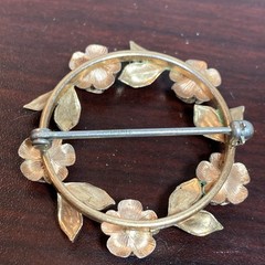 Krementz Copper Tone Gold Plated Round Leaf Rose Pin Brooch Signed Vtg Wreath