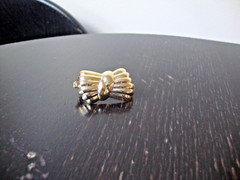 VTG 1970s RIBBON BOW GOLD TONE HINGED W/SAFETY CATCH DRESS/SCARF CLIP