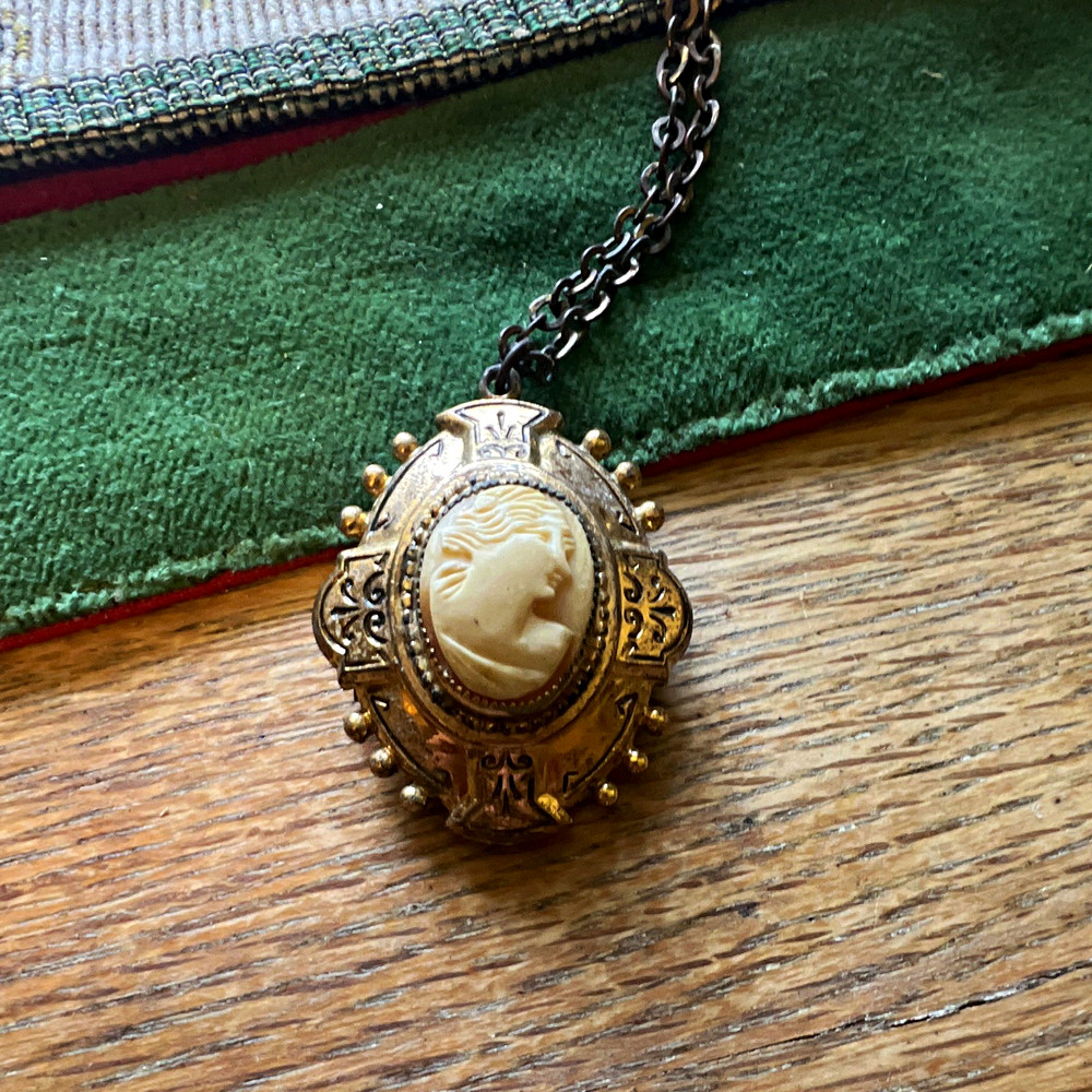 Vintage Oval Cameo Pendant Necklace Gold Tone Locket Style, White Beauty