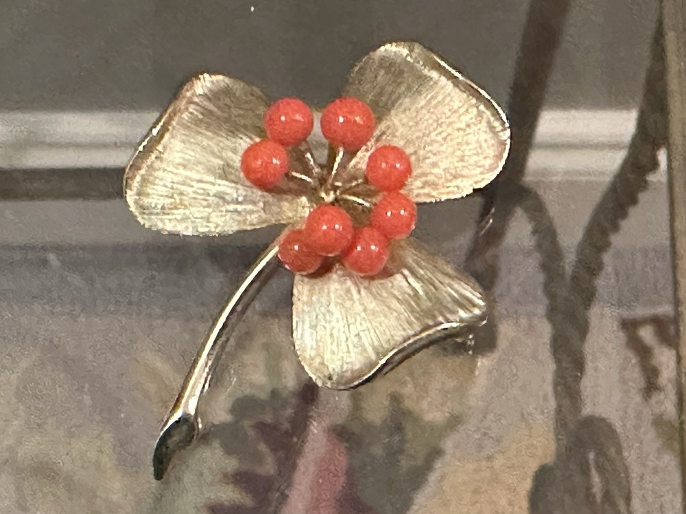 Vintage Signed Marvella Gold Tone & Coral Beaded Flower Brooch 1 3/4”