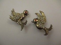 Set Pair 2 Vintage Flying Birds Animal Brooch Pin Rhinestone Pave White Red Eye