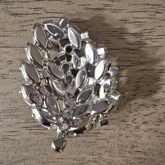 VINTAGE ASSORTED JEWELRY LOT / 4 Pieces