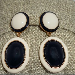 Vintage JOAN RIVERS Signed Black & Off-White Lucite Dangle Drop Earrings E53