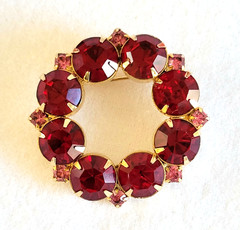Berry Red/Pink Rhinestone Brooch Gold tone Vtg Unsigned Pin MCM Jewelry 1.5″