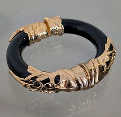 VINTAGE 80’s RARE BAROQUE BLACK LUCITE GOLD TONE HINGED BANGLE BRACELET UNUSED