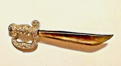 Vintage Rhinestone Sword Brooch Pin Gold Tone Scimitar Saber 3 1/8″ Jewelry