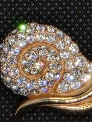 Vintage Krementz Snail Brooch Gold Tone Signed Quality Crystals Beautiful 1.25″