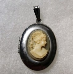 Vintage Cameo Oval Locket Pendant Silver Tone 16″ Chain From Korea Resin Lady