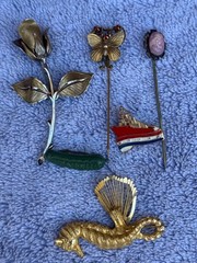 Estate Find Costume Jewelry Lot-Necklaces-Brooches-Bangles -17 Pieces