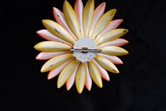 CLASSIC VTG 1960’s DAISY FLOWER ORANGE & YELLOW ENAMEL METAL PIN BROOCH 3″D