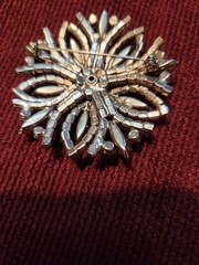 VtgBrooch Rhinestones Design Layered Black Marquis &Clear Round Stones ProngSet