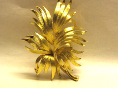 Vintage Gold-Tone Flower Brooch – Great Addition to any Jewelry collection