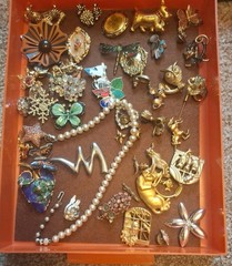 COSTUME JEWELERY LOT 200 + PIECES SOME SIGNED IN GOOD TO VERY GOOD CONDITION