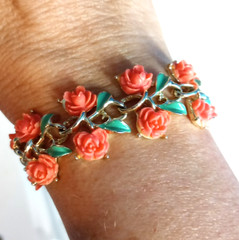 1960 Double Row Coral Celluloid Roses w Green Enamel Bracelet Gold Tone 7″ EUC