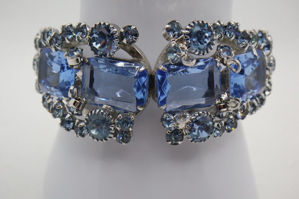 VINTAGE JULIANA SKY BLUE GLASS STONE RHINESTONE SILVER TONE HINGE BRACELET