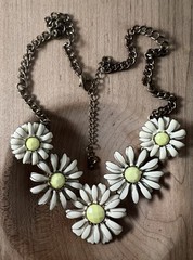 VTG Daisy Cluster Necklace l Cream & Yellow l Center Enamel l Gold Tone