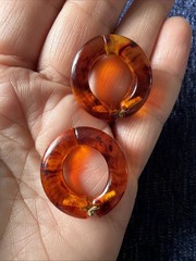 VINTAGE 1970s SPRING HINGED CLIP ON EARRINGS BROWN TORTOISE PLASTIC THICK HOOPS