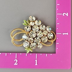 Vintage Rhinestone Grape Brooch Yellow Green Glass Gold Tone Fruit Pin 2.25″