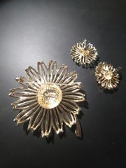 VINTAGE Sarah Coventry Spring Daisy Signed Gold Tone Brooch & Clip-On Earrings
