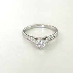 Ladies 18K White Gold Plated Clear CZ Sparkly Engagement Style Band Ring Size 9
