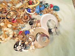 Big 14 oz Lot Earrings Matched Pairs Pierced Ears Gold Tone Faux Jewels Pearls