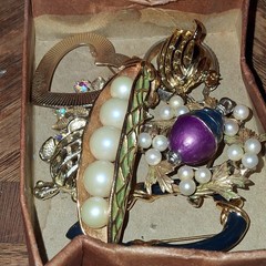 VINTAGE BROOCH, PENDANT, EARRINGS LOT X 9 PCS JUDY LEE(NEEDS PIN) MONET GOLD FI