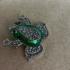 Vintage Green Enamel Marcasite Frog Silver Tone Toad Pin