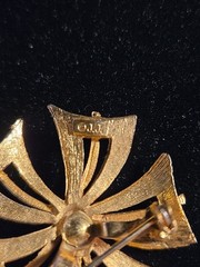 J J Vintage Abstract Flower Textured Gold Tone 1.75″ Brooch (I-5)