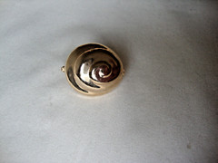 VTG 1970s SPIRAL SEASHELL GOLD TONE HINGED W/SAFETY CATCH DRESS/SCARF CLIP