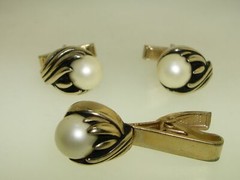 ELEGANT VINTAGE 1960’S GOLD TONE BLACK ENAMEL & FAUX PEARL CUFFLINKS & TIE BAR!