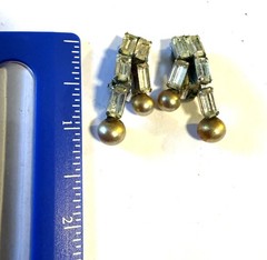 VINTAGE BEAU JEWELS FAUX PEARL AND RHINESTONE CLIP ON EARRINGS – ELEGANT