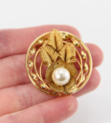 Vintage, Brooch in Gold Tone Metal Faux Pearl Flower Leaves Shaped Twisted Wire
