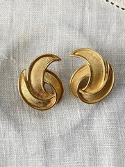 Vintage Signed Crown Trifari Brushed Goldtone Leaf Clip Earrings!
