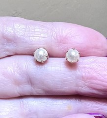 LOVELY Vintage 14 Kt. Yellow Gold Lustrous White Round Pearl Stud Earrings