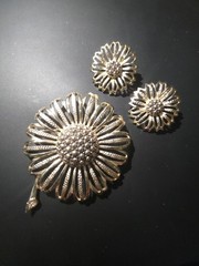 VINTAGE Sarah Coventry Spring Daisy Signed Gold Tone Brooch & Clip-On Earrings
