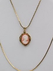 J711-VINTAGE NECKLACE~GOLD TONE/DOUBLE STAND CHAIN~CAMEO PENDANT~18″